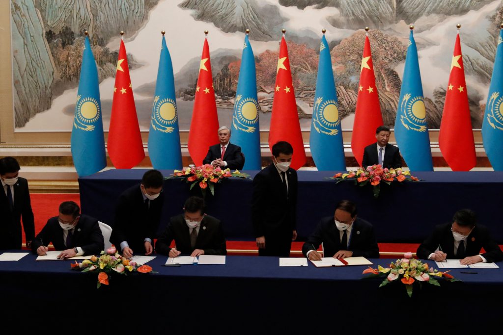 Китай оттесняет Россию: санкции трансформируют торговлю в Центральной Азии (Bloomberg)